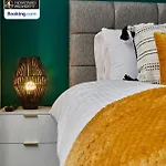 Modern 4bedroom House By Homebird Management Short Lets & Serviced With Private Parking & Garden * Leeds (West Yorkshire)