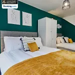 Modern 4bedroom House By Homebird Management Short Lets & Serviced With Private Parking & Garden Holiday home