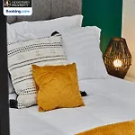 Modern 4bedroom House By Homebird Management Short Lets & Serviced With Private Parking & Garden * Leeds (West Yorkshire)