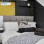Holiday home Modern 4bedroom House By Homebird Management Short Lets & Serviced With Private Parking & Garden *