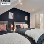 Modern 4bedroom House By Homebird Management Short Lets & Serviced With Private Parking & Garden Tatil Evi