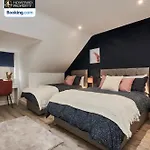 Tatil Evi Modern 4bedroom House By Homebird Management Short Lets & Serviced With Private Parking & Garden