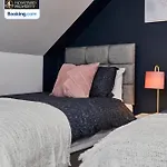 Modern 4bedroom House By Homebird Management Short Lets & Serviced With Private Parking & Garden *