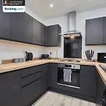 Modern 4bedroom House By Homebird Management Short Lets & Serviced With Private Parking & Garden Holiday home Leeds (West Yorkshire)