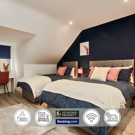 Modern 4bedroom House By Homebird Management Short Lets & Serviced With Private Parking & Garden Holiday home Leeds (West Yorkshire)