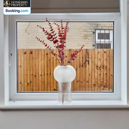 Holiday home Modern 4bedroom House By Homebird Management Short Lets & Serviced With Private Parking & Garden *