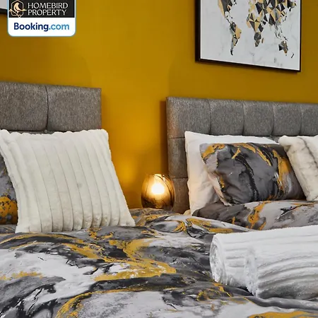 Holiday home Modern 4bedroom House By Homebird Management Short Lets & Serviced With Private Parking & Garden *