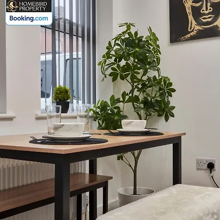 Modern 4bedroom House By Homebird Management Short Lets & Serviced With Private Parking & Garden Leeds (West Yorkshire)