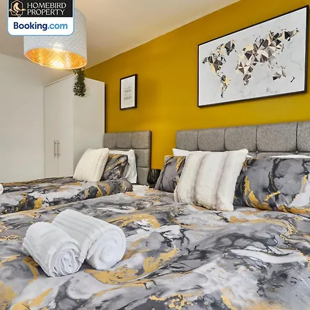 Holiday home Modern 4bedroom House By Homebird Management Short Lets & Serviced With Private Parking & Garden *