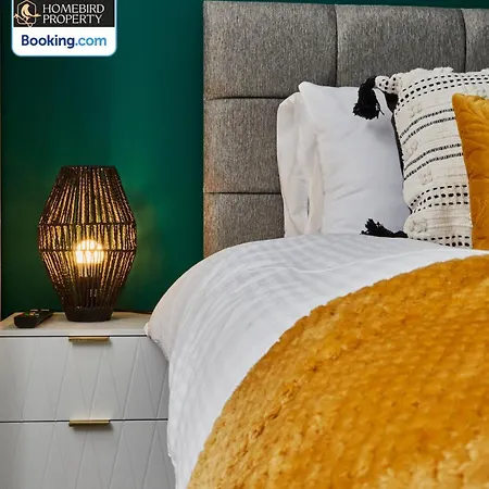 Modern 4bedroom House By Homebird Management Short Lets & Serviced With Private Parking & Garden * Leeds (West Yorkshire)