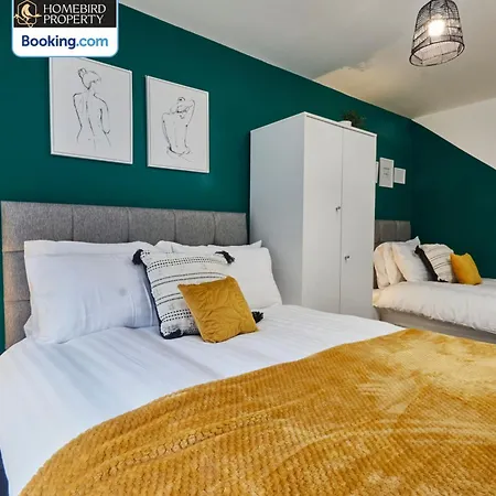 Modern 4bedroom House By Homebird Management Short Lets & Serviced With Private Parking & Garden Holiday home