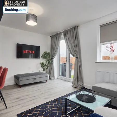 Modern 4bedroom House By Homebird Management Short Lets & Serviced With Private Parking & Garden Holiday home Leeds (West Yorkshire)
