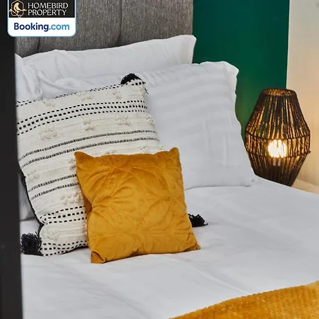Modern 4bedroom House By Homebird Management Short Lets & Serviced With Private Parking & Garden * Leeds (West Yorkshire)