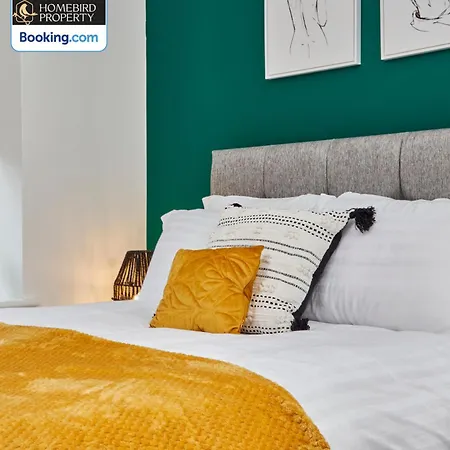 Modern 4bedroom House By Homebird Management Short Lets & Serviced With Private Parking & Garden