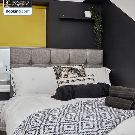 Holiday home Modern 4bedroom House By Homebird Management Short Lets & Serviced With Private Parking & Garden *