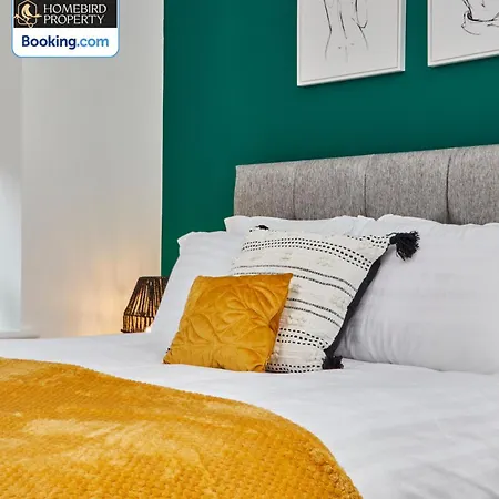 Modern 4bedroom House By Homebird Management Short Lets & Serviced With Private Parking & Garden Holiday home Leeds (West Yorkshire)