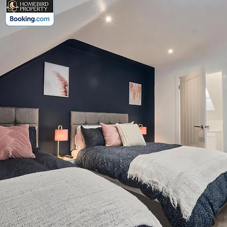 Modern 4bedroom House By Homebird Management Short Lets & Serviced With Private Parking & Garden Holiday home