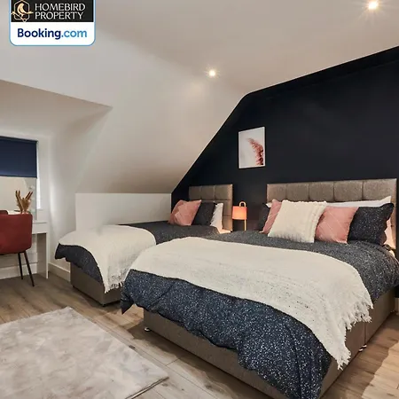 Holiday home Modern 4bedroom House By Homebird Management Short Lets & Serviced With Private Parking & Garden