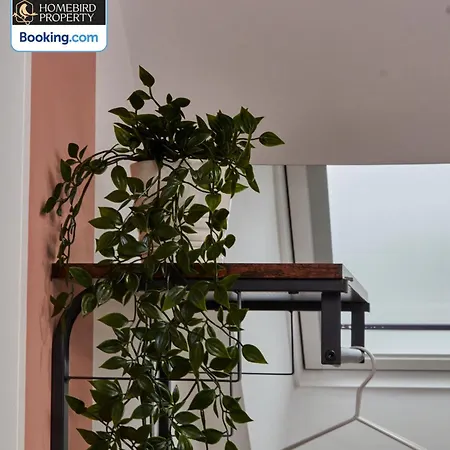Modern 4bedroom House By Homebird Management Short Lets & Serviced With Private Parking & Garden