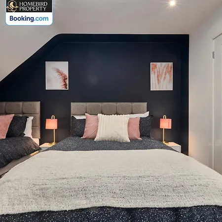 Holiday home Modern 4bedroom House By Homebird Management Short Lets & Serviced With Private Parking & Garden