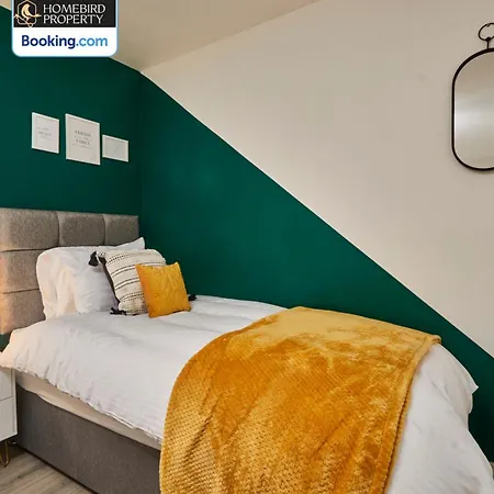 Holiday home Modern 4bedroom House By Homebird Management Short Lets & Serviced With Private Parking & Garden *
