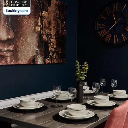 Modern 4bedroom House By Homebird Management Short Lets & Serviced With Private Parking & Garden Holiday home Leeds (West Yorkshire)