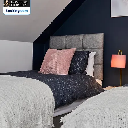 Modern 4bedroom House By Homebird Management Short Lets & Serviced With Private Parking & Garden *