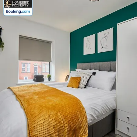 Modern 4bedroom House By Homebird Management Short Lets & Serviced With Private Parking & Garden * Leeds (West Yorkshire)