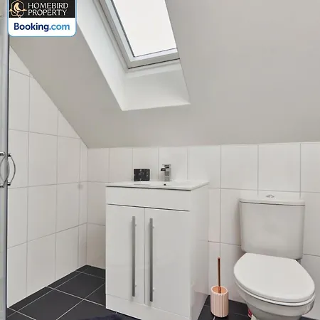 Modern 4bedroom House By Homebird Management Short Lets & Serviced With Private Parking & Garden Holiday home