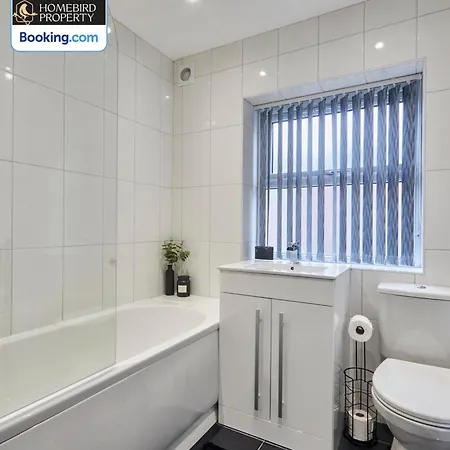 Holiday home Modern 4bedroom House By Homebird Management Short Lets & Serviced With Private Parking & Garden *
