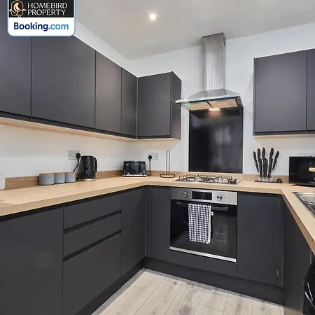 Modern 4bedroom House By Homebird Management Short Lets & Serviced With Private Parking & Garden Holiday home Leeds (West Yorkshire)