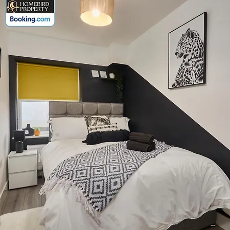 Modern 4bedroom House By Homebird Management Short Lets & Serviced With Private Parking & Garden Leeds (West Yorkshire)