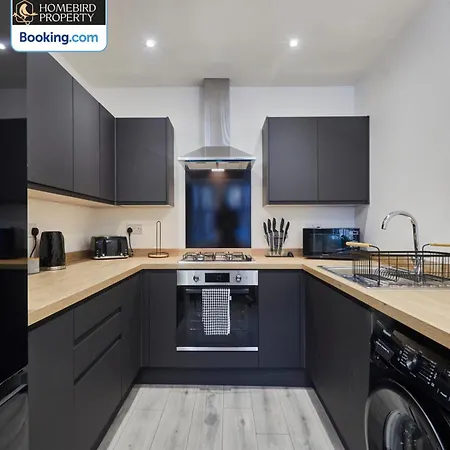 Modern 4bedroom House By Homebird Management Short Lets & Serviced With Private Parking & Garden Holiday home *