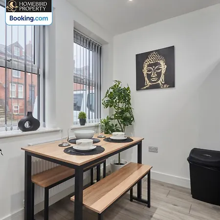 Modern 4bedroom House By Homebird Management Short Lets & Serviced With Private Parking & Garden Leeds (West Yorkshire)