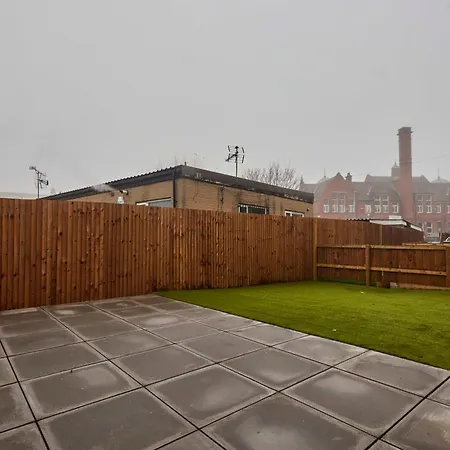 Holiday home Modern 4bedroom House By Homebird Management Short Lets & Serviced With Private Parking & Garden *