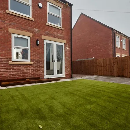 Holiday home Modern 4bedroom House By Homebird Management Short Lets & Serviced With Private Parking & Garden Leeds (West Yorkshire)