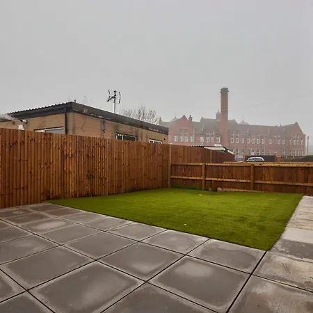 Holiday home Modern 4bedroom House By Homebird Management Short Lets & Serviced With Private Parking & Garden *