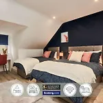 Modern 4bedroom House By Homebird Management Short Lets & Serviced With Private Parking & Garden Vakantiehuis Leeds (West Yorkshire)