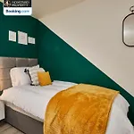 Vakantiehuis Modern 4bedroom House By Homebird Management Short Lets & Serviced With Private Parking & Garden *