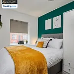 Modern 4bedroom House By Homebird Management Short Lets & Serviced With Private Parking & Garden * Leeds (West Yorkshire)