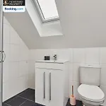 Modern 4bedroom House By Homebird Management Short Lets & Serviced With Private Parking & Garden Vakantiehuis